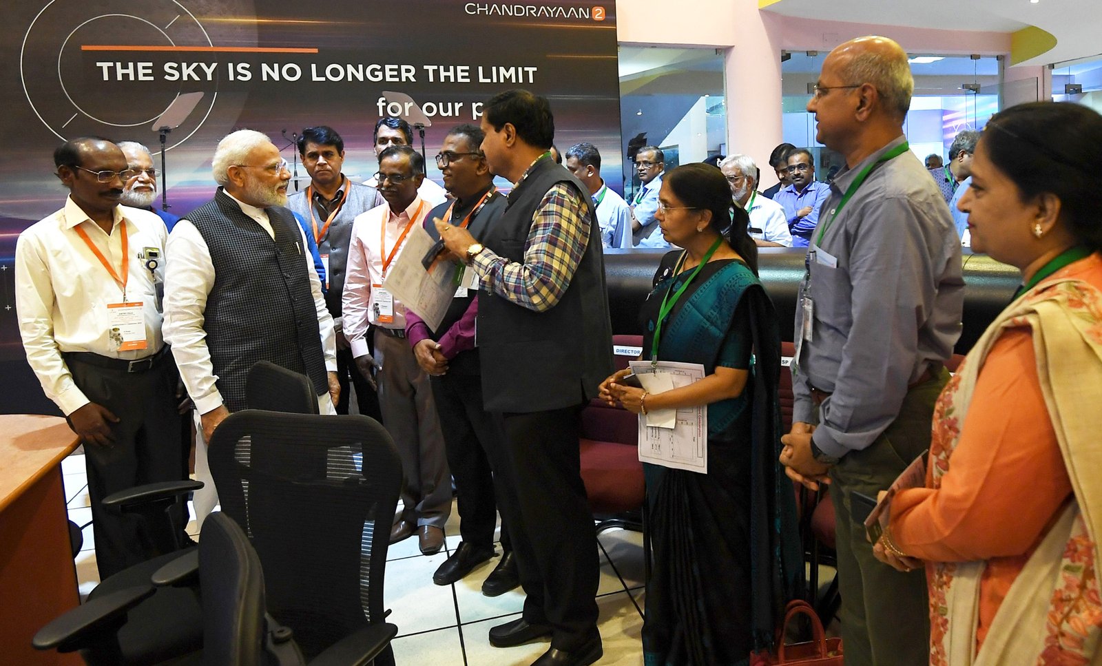 भारत के गौरव के साथ: प्रधानमंत्री श्री नरेंद्र मोदी 07 सितंबर, 2019 को बेंगलुरु में, ISRO मुख्यालय में वैज्ञानिकों के साथ बातचीत करते हुए I