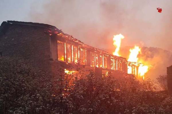 (चम्पावत) विकराल हुई उत्‍तराखंड में आग, 16 परिवारों का घर जलकर राख