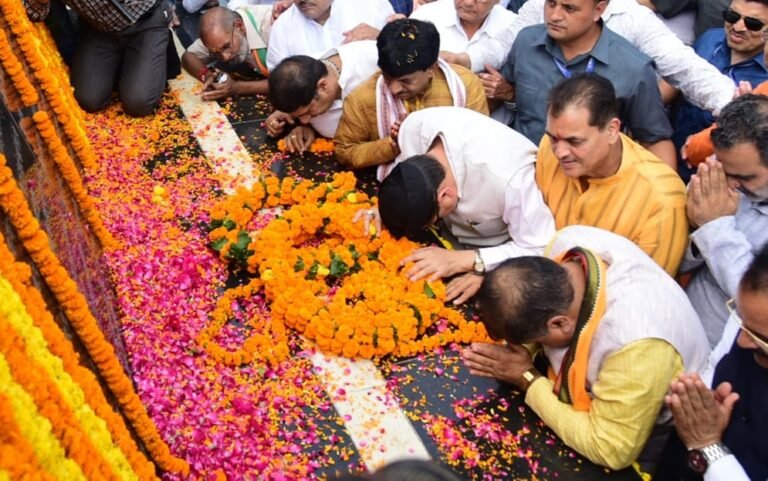 सीएम धामी ने रामपुर तिराहा पहुंचकर शहीदों को अर्पित की श्रद्धांजलि