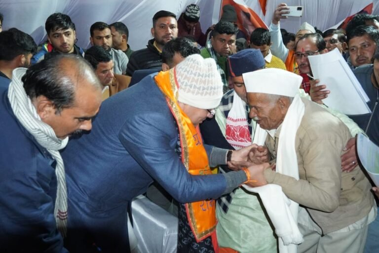 मुख्यमंत्री धामी ने सीमांत क्षेत्र के ग्राम ठाटा, लोहाघाट में लगाई रात्रि चौपाल