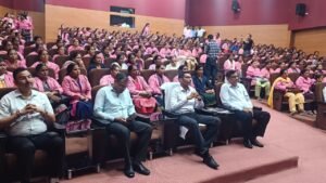 ASHAs की पिंक ड्रेस ही है अब हेल्थ सिस्टम की पहचानः डीएम