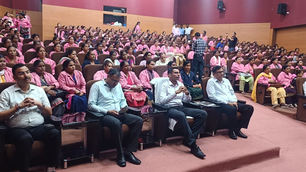 ASHAs की पिंक ड्रेस ही है अब हेल्थ सिस्टम की पहचानः डीएम